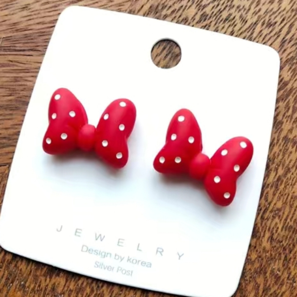 NWT Minnie Mouse bow pierced earrings, fashion
